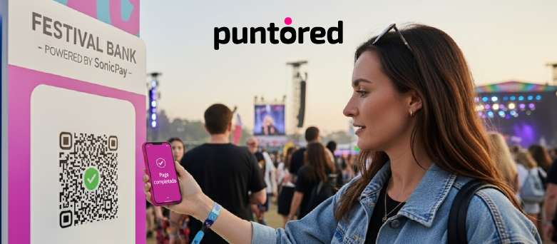 Persona escaneando código QR desde smartphone en festival, representando Banking as a Service