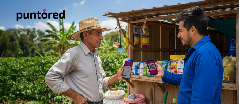 Persona usando smartphone en zona rural para acceder a servicios financieros, ilustrando uso de datos alternativos y capilaridad bancaria