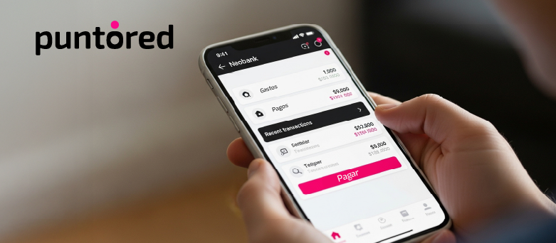Smartphone mostrando app de neobanco para promover inclusión financiera