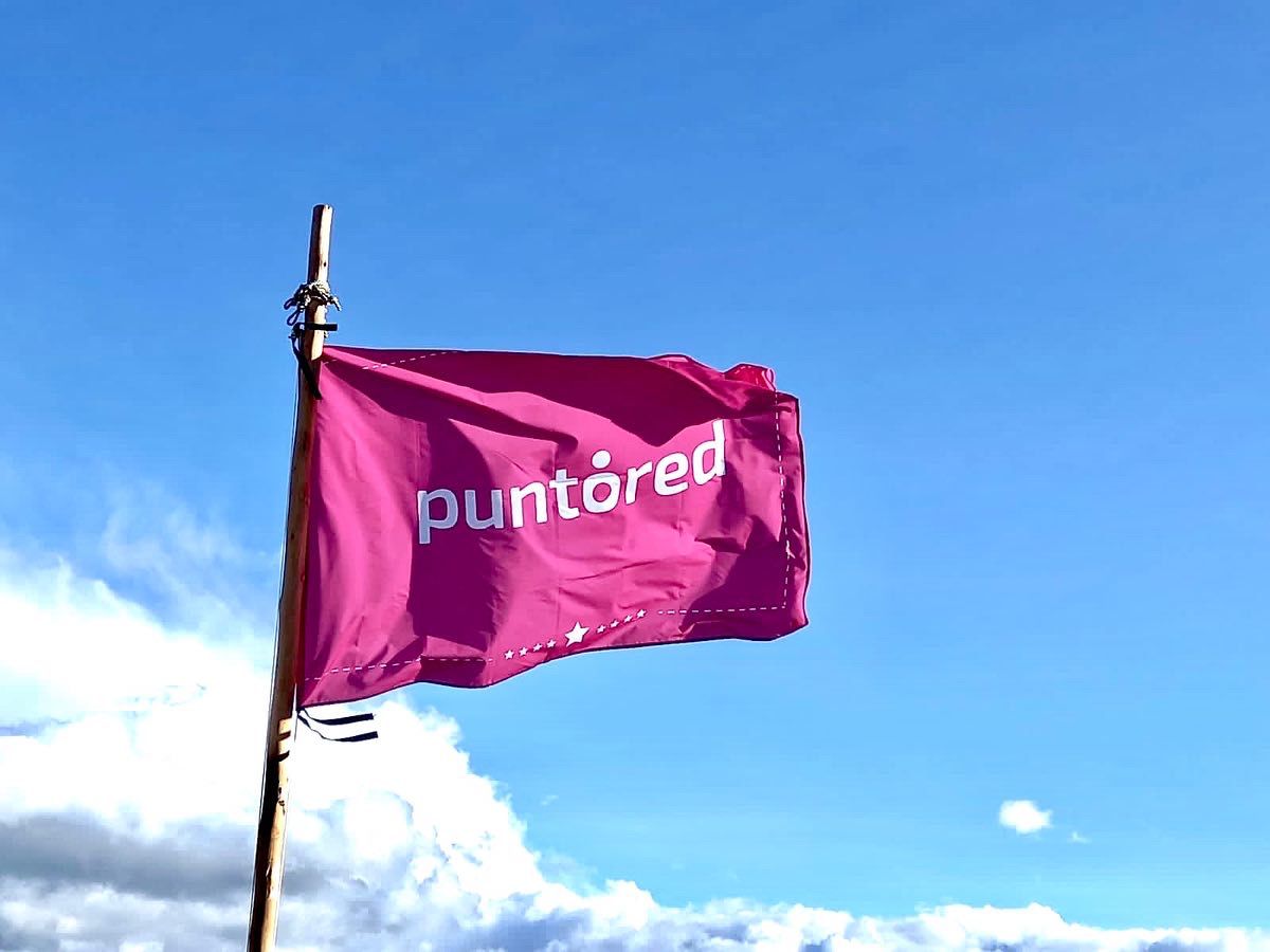 Mujer rural accediendo a servicios digitales con Puntored, promoviendo la inclusión financiera en Colombia