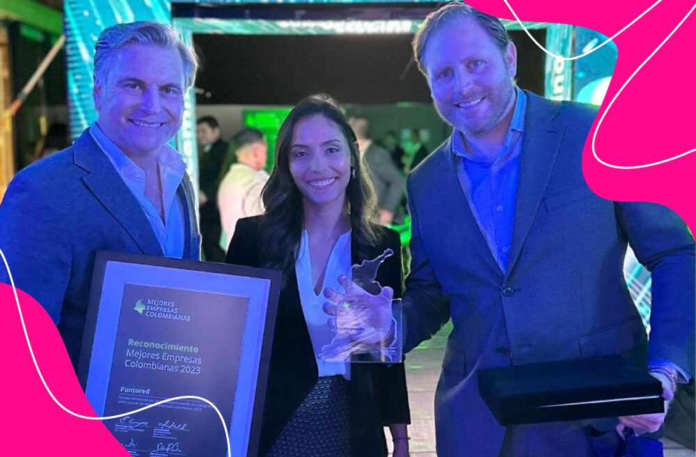 Representantes de Puntored sosteniendo premio y diploma de reconocimiento Mejores Empresas Colombianas 2023