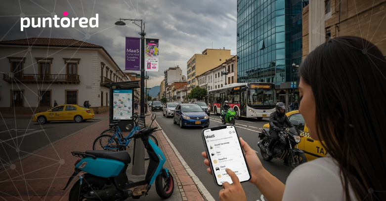 Usuario con smartphone en vía pública accediendo a app de movilidad, con transporte público al fondo, ejemplo de pagos abiertos en transporte